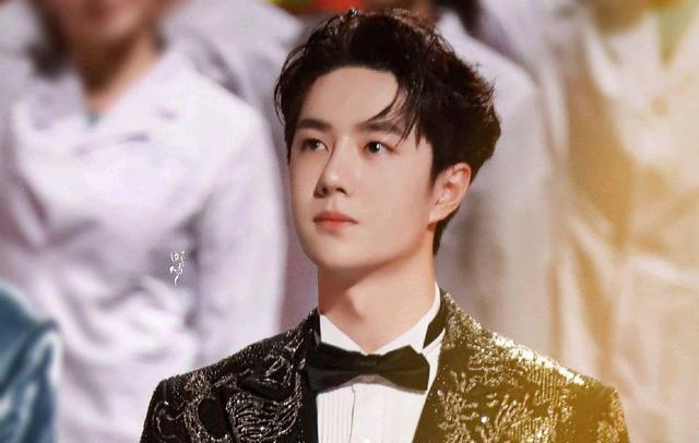 王一博|王一博所在即热度,凭一首歌的舞台表现,吊打其他整台晚会