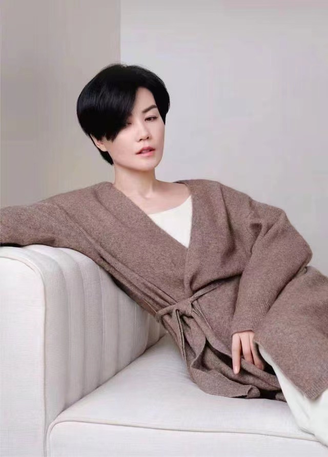 穿衣搭配|王菲向来随性惯了，穿家居服光脚拍大片，短发配淡妆出镜哪像52岁