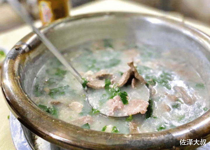 佐泽大叔 广州开在停车场里的猪杂粥，连像样的门都没有，却有人开豪车来吃