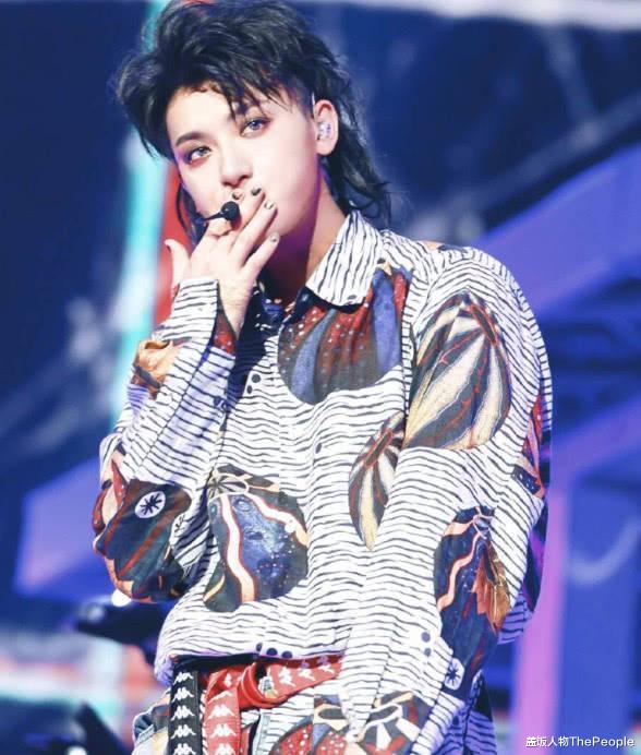 明星素颜|为美白脱腿毛,秀细腰细腿,还化烟熏大浓妆,好好做男人不好吗?