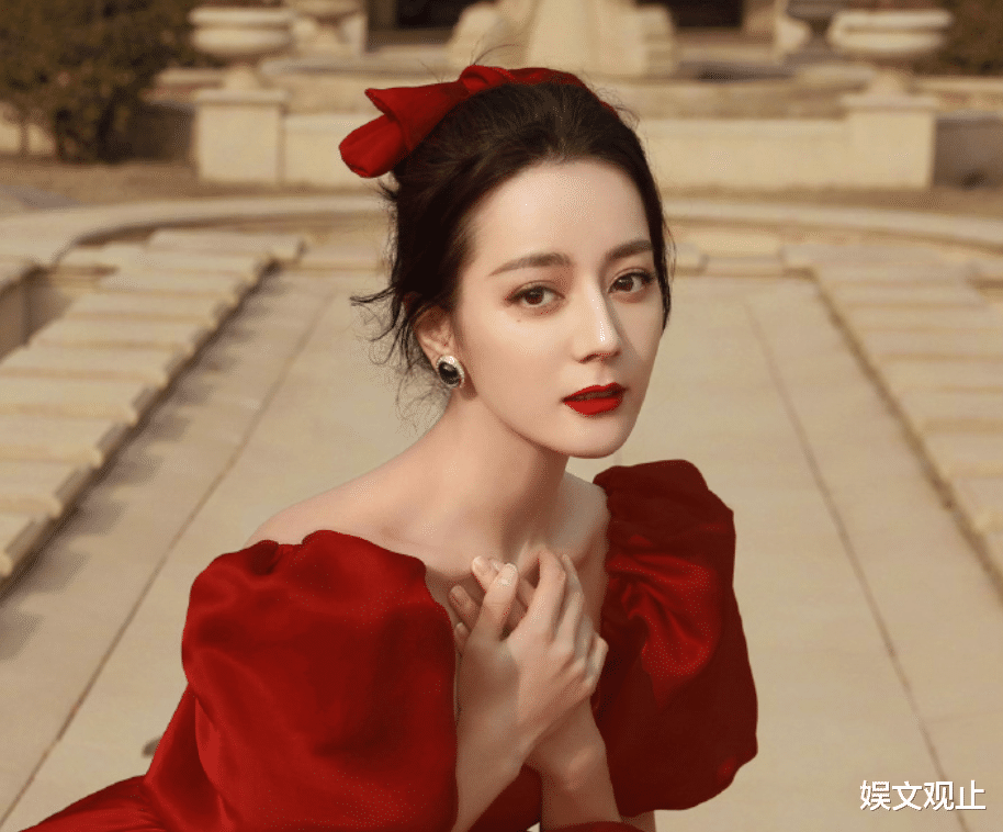 迪丽热巴|迪丽热巴春晚被拍生图，工作人员忘开美颜，28岁状态让人不敢信