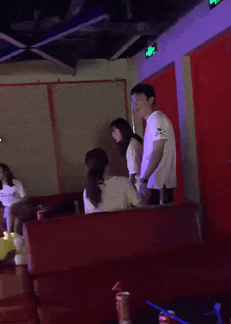 王思聪|王思聪携4嫩妹高调逛街，身边美女又换人，国民老公果然名不虚传