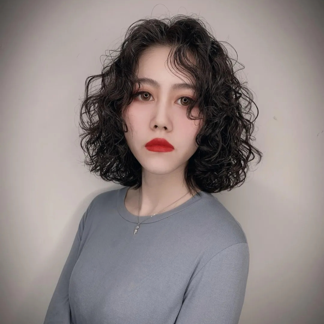 烫发 女人过了50岁后别乱烫发！今年流行成熟复古风烫发，减龄又显气质