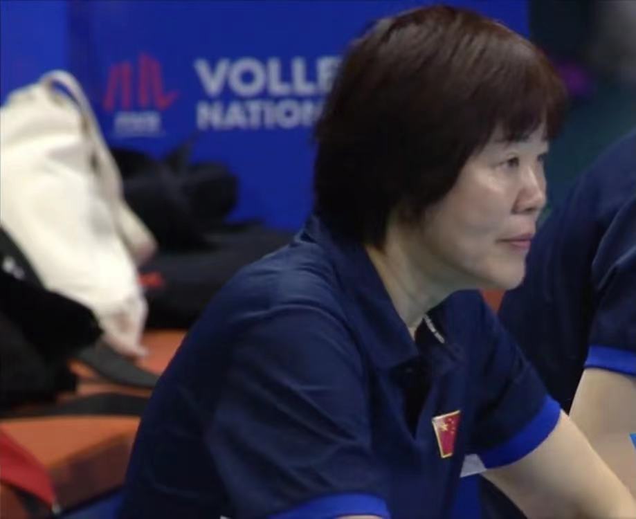 郎平|中国女排惨败早埋伏笔？郎平提前布局有深意，一语反问犀利，用心良苦