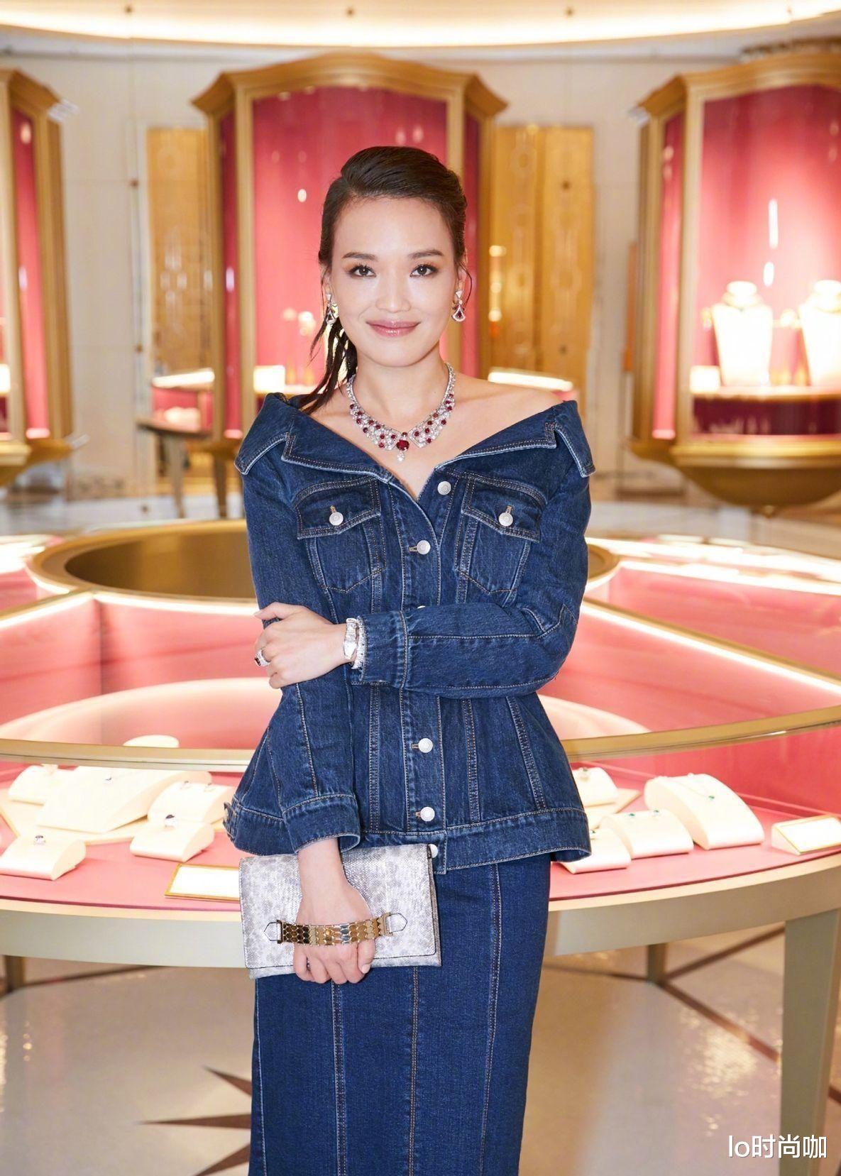 lo时尚咖 舒淇“怼脸拍”缩着脖子太奇怪,穿V领裙也难补救,幸好颜值在线