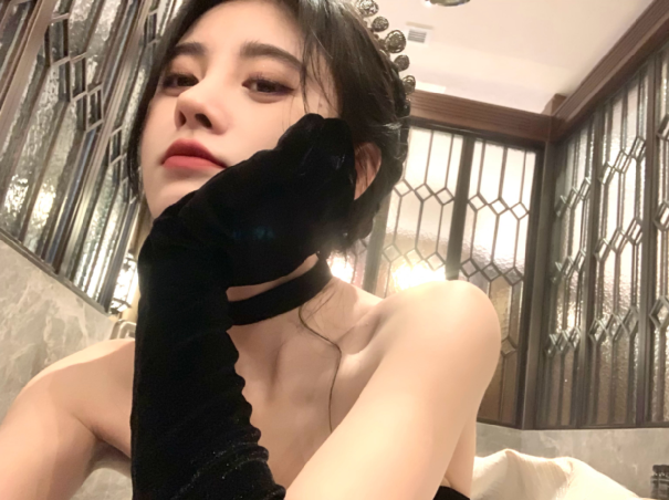 鞠婧祎|鞠婧祎真的越来越会穿了，一身黑白抹胸裙庆生，又纯又性感！