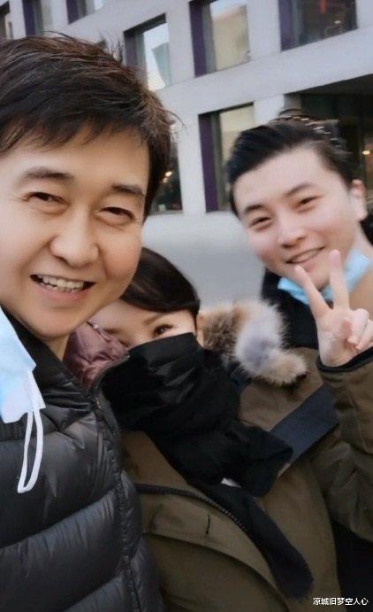 任静|付笛生夫妇在后台吃盒饭，任静脸颊饱满不自然，美颜老得不真实！