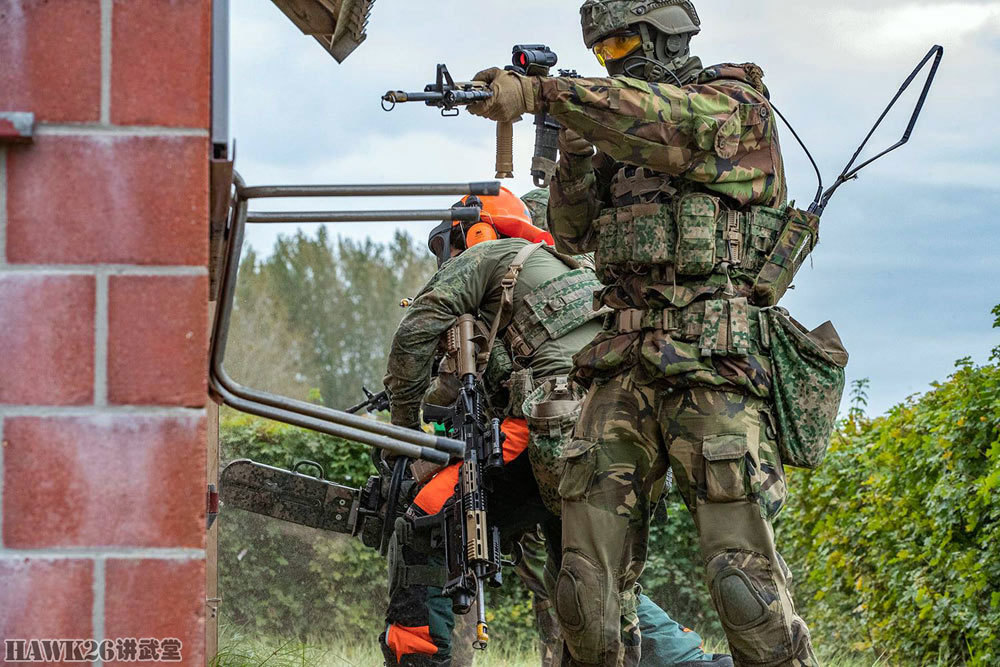 机枪|荷兰机械化步兵营实战演习 强悍女兵充当机枪手 工兵拿电锯破门