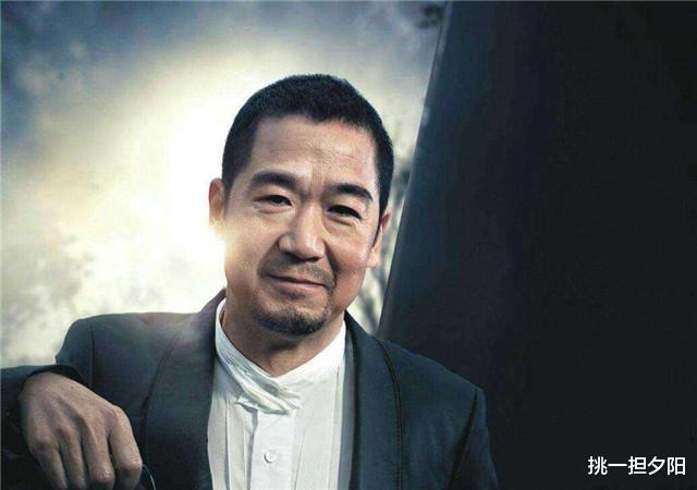 张国立|张国立的两个搭档：一个养鸡成亿万富翁，一个被500名导演封杀