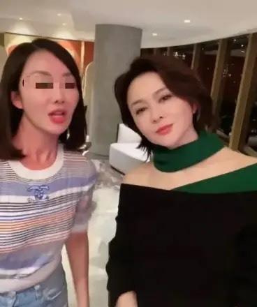 关之琳|58岁关之琳与闺蜜聚会，露肩毛衣大秀性感锁骨，网友：撞脸蔡明