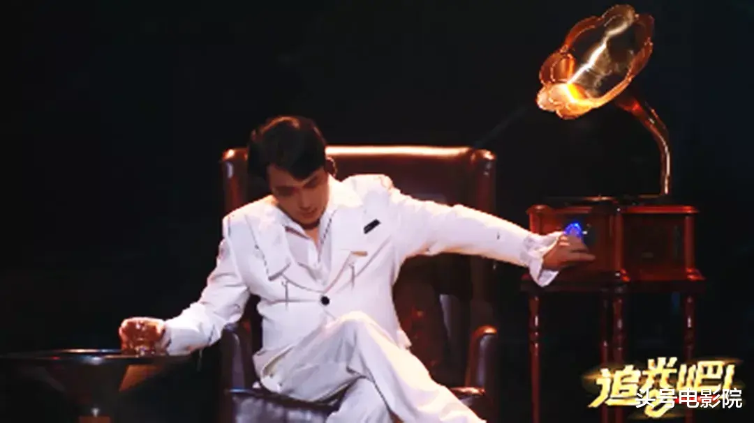 吴镇宇|吴镇宇60岁上《追光吧》：唱得烂，却迷倒一片！金晨7字点评精辟