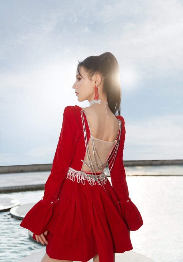 复古|被称“王思聪最美前任”的张予曦，复古红裙配高马尾，飒姐范十足