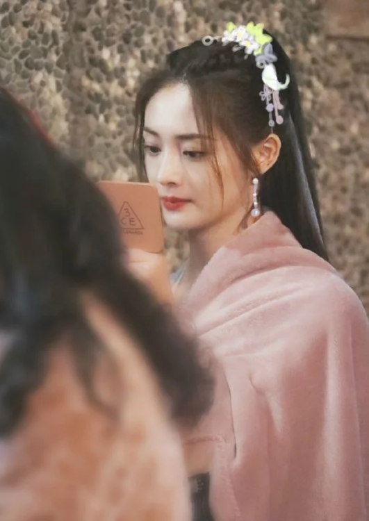 周洁琼|难怪周洁琼越来越糊，看她新剧的杀青照：怕不是得罪P图师了？