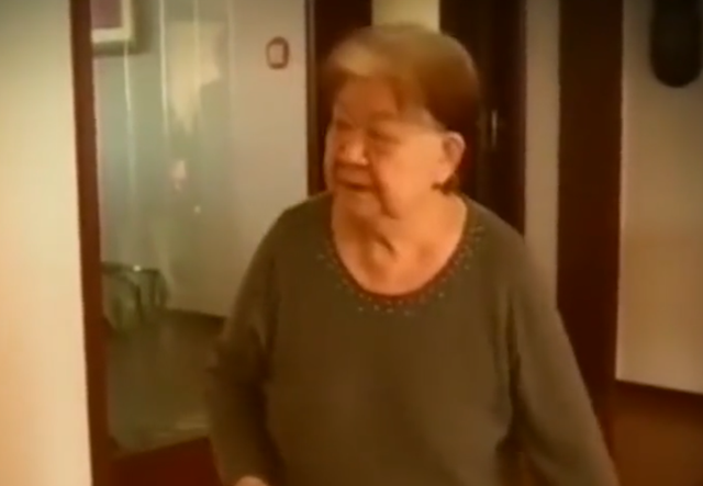 蓦然一牟 大妈霸占房产7年拒不配合，法官带人来清场，用担架抬走罚款5万！