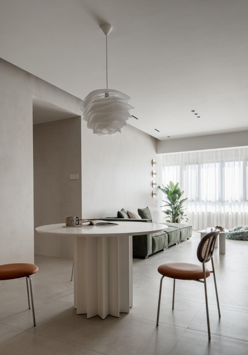 参观她117㎡新家,墙面不刷乳胶漆,也不要踢脚线,反而很高级