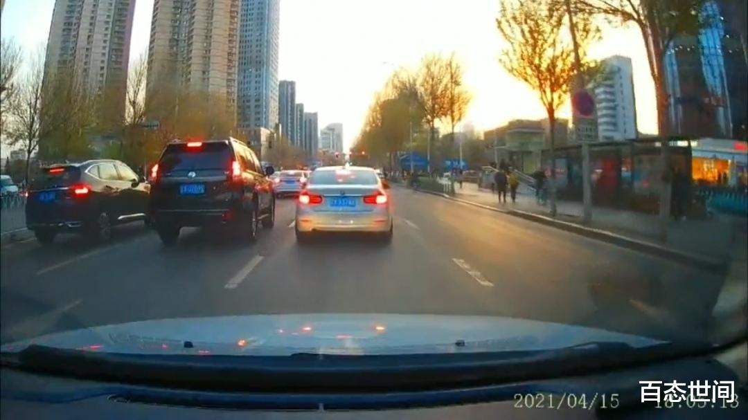 百态世间 沈阳霸道与宝马开斗气车，霸道车主故意撞击宝马，宝马车主秒怂
