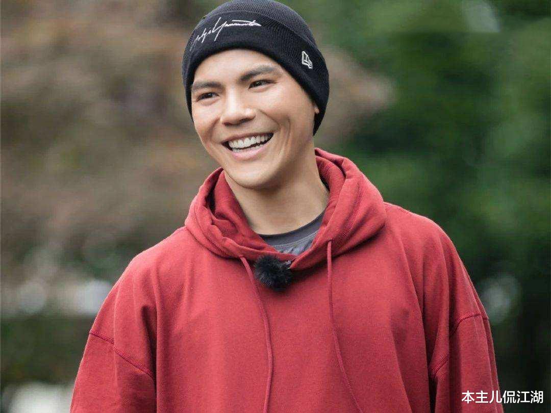 向华强|2个老婆3个孩子，晋级爷爷的向华强，为什么72岁才抱孙？