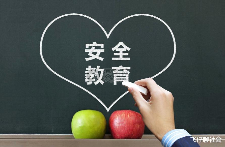 被陌生人尾随,小女孩匆忙跑进店铺求救,老板娘安抚后出门查看
