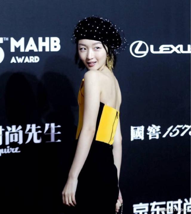 粉色|明星造型“尴尬史”：有人像荷包蛋，有人丑似女巫，有人老10岁