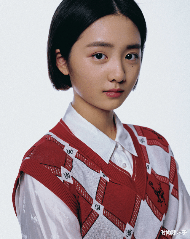 黄磊|黄磊女儿拍照姿势惹争议，穿“白透丝”坐地上拍片，这是14岁的身材吗