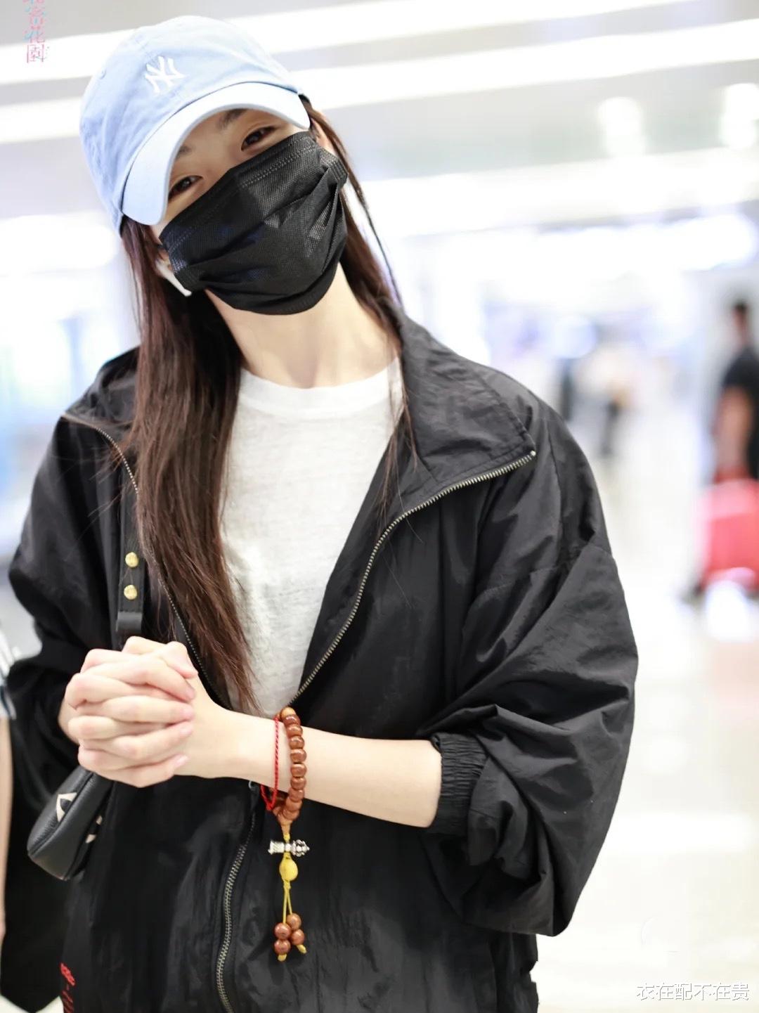 衣在配不在贵|刘浩存为了美真舍得破费，背1万9的包点缀造型，一双舞蹈腿更惹眼