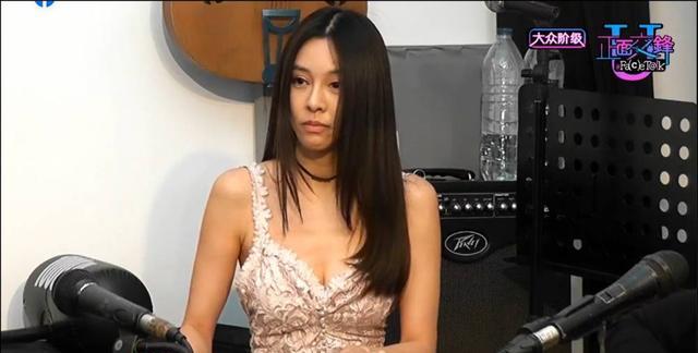 主持人|上直播弹琴却被网民骂！“马来西亚钢琴女神”大暴走离席！