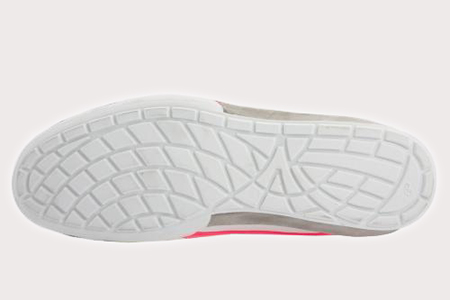 为何生产橡胶鞋底时会发生喷霜问现象?