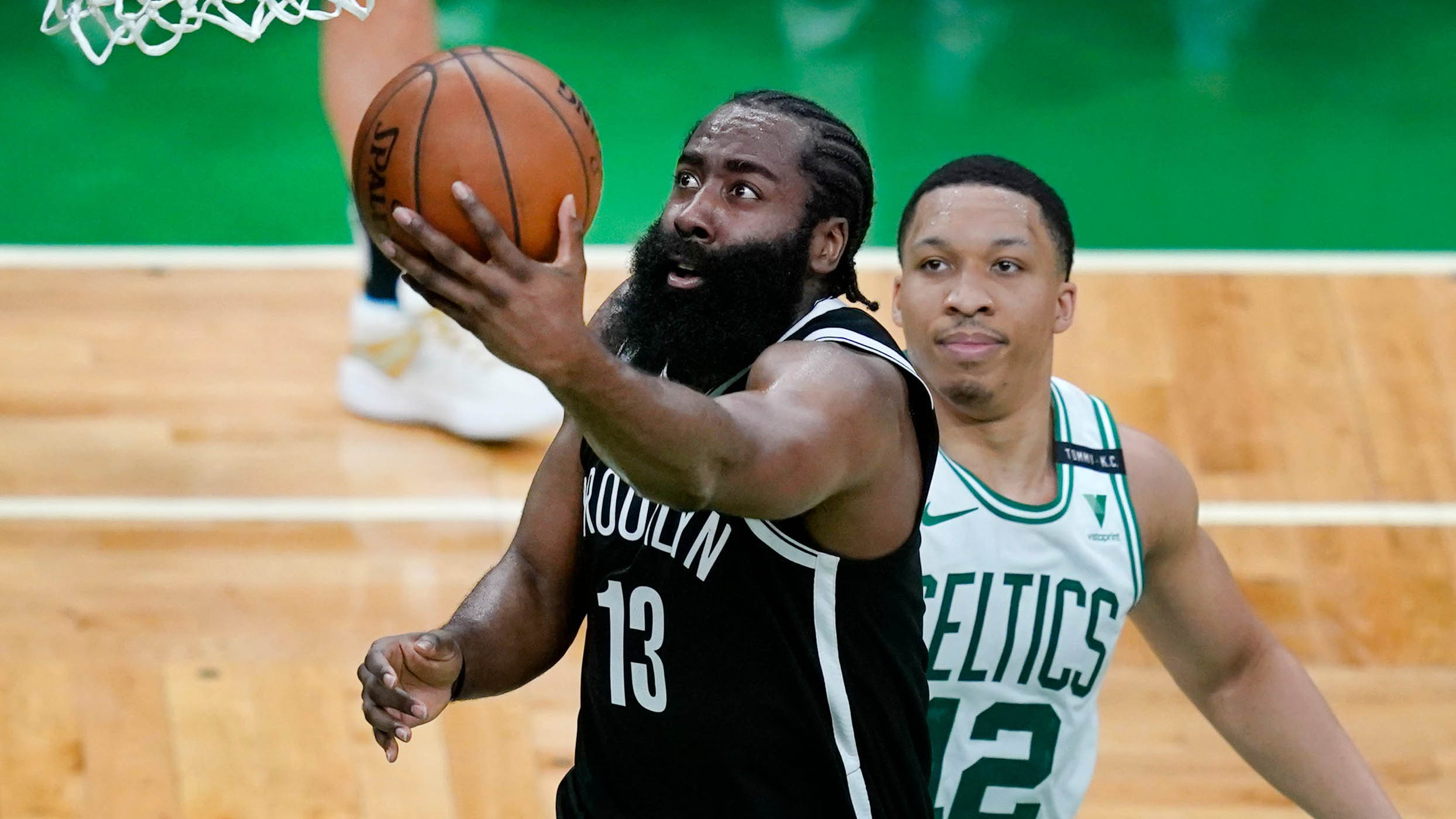 凯里·欧文|踩绿军主场队标+遭袭击引热议!欧文再提种族主义,阿杜怒斥球迷