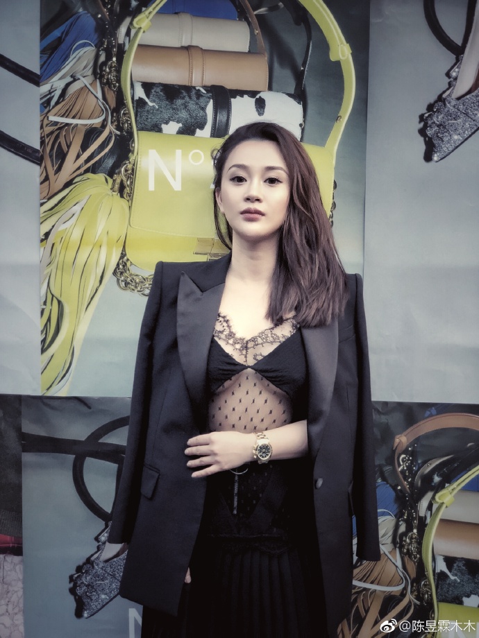 吴秀波|吴秀波前女友被判3年，现已提前出狱，高调晒嫩照