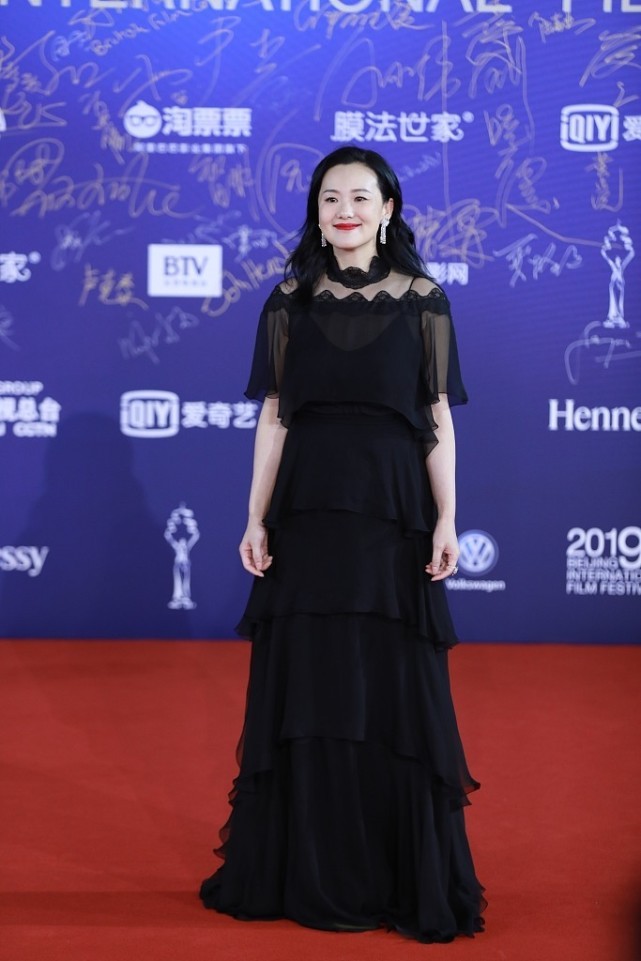 BiuFashion|咏梅和李梦两人把同一条裙子穿出不同感觉，可塑性强，魅力无限