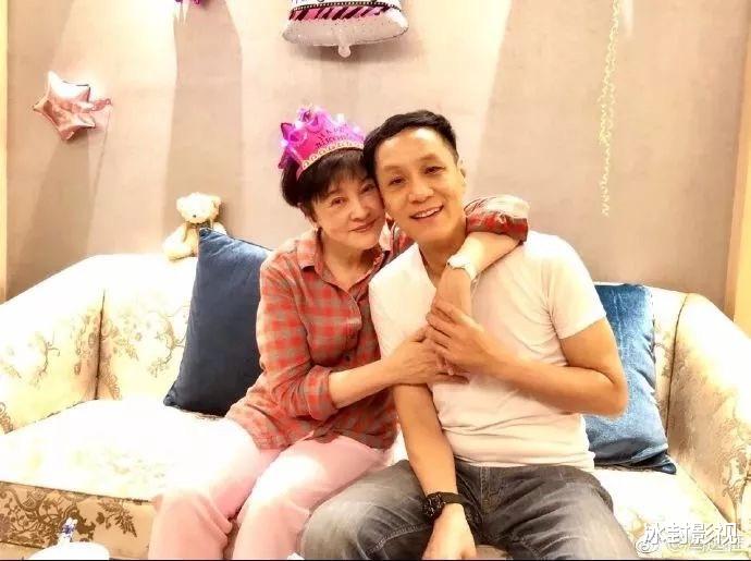 梁丹妮|冯远征晒舞台演出照，大8岁妻子梁丹妮化妆更年轻漂亮，不真实！