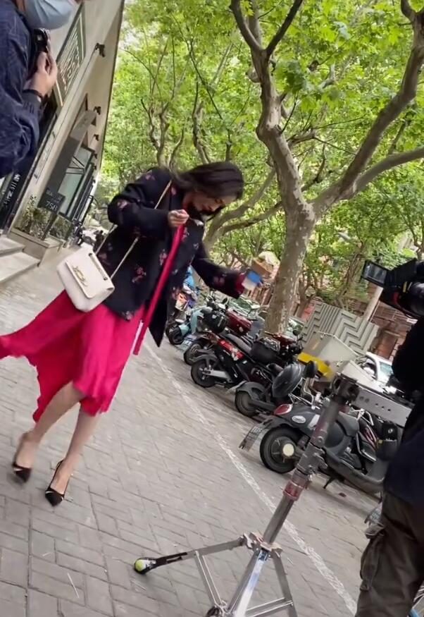 杨幂|杨幂坐玛莎拉蒂拍戏，雪糕一口不吃，化一块掉落满脸嫌弃丢给助理