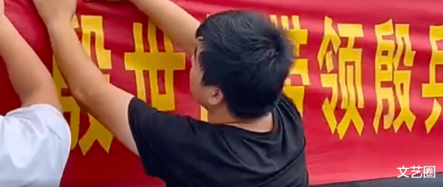 殷世航|殷世航逛街被男友人牵手搂怀里，小鸟依人回眸一笑很可爱，被调侃像小崽子