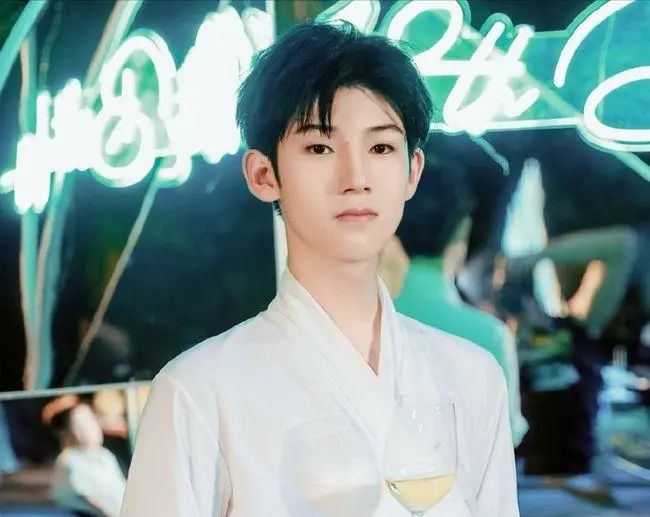 王俊凯|王俊凯财务危机？baby资源降级；选秀爱豆狂砸两千万；吴奇隆刘诗诗删除通稿