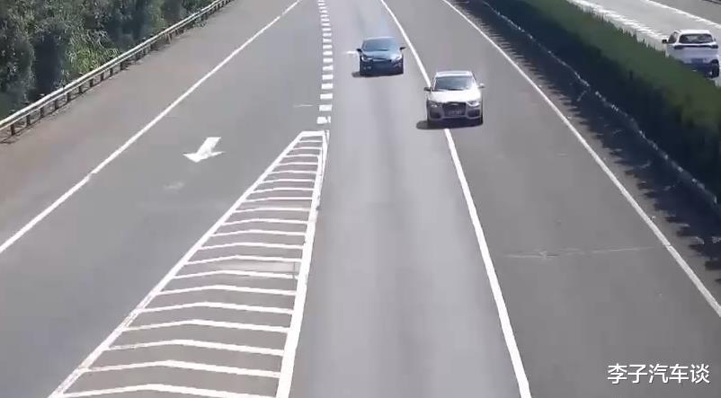 宁夏 请警醒一下!高速公路再次发生两车追尾事件,事故责任系银色轿车