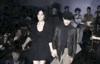 刘嘉玲|梁朝伟罕晒夫妻恩爱合影为老婆庆生，他坐扶手刘嘉玲坐沙发地位高