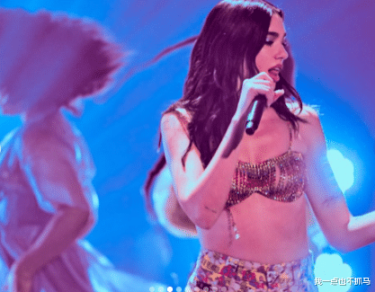 蝴蝶|从服务生到性感歌姬，她只用了5年