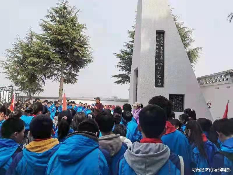 河南经济论坛编辑部 远足研学缅英烈  最美人间四月天——孟州市赵和乡东小仇中学开展“寻找红色记忆 探访美丽乡村”研学活动