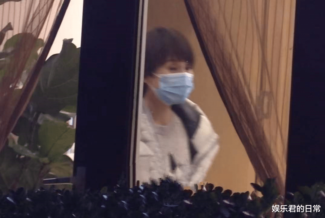 袁泉|袁泉深夜现身按摩店，短发干练坐姿霸气，结婚12年需抚养11个孩子