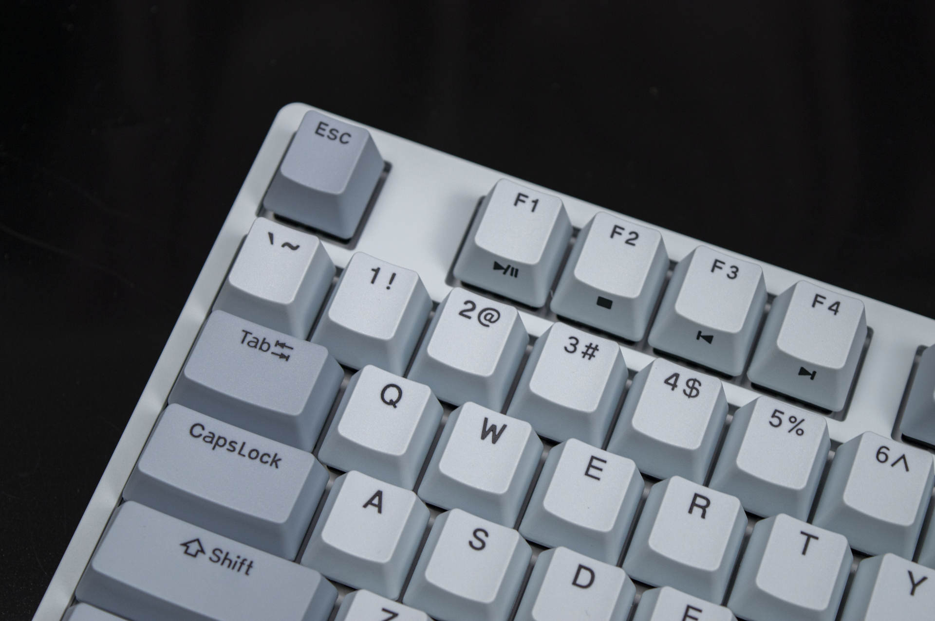 機械鍵盤|耐看百搭: 杜珈金牛座K320淺霧藍Cherry紅軸機械鍵盤開箱