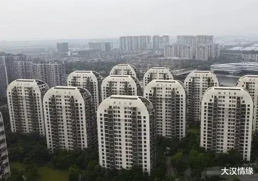 国外设计师把国内一房地产项目设计成一个“陵园”项目！