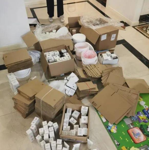 青海新闻联播 女子满脸蜕皮像烧焦，购买的网红美容霜来自公厕？怒举报无良商家