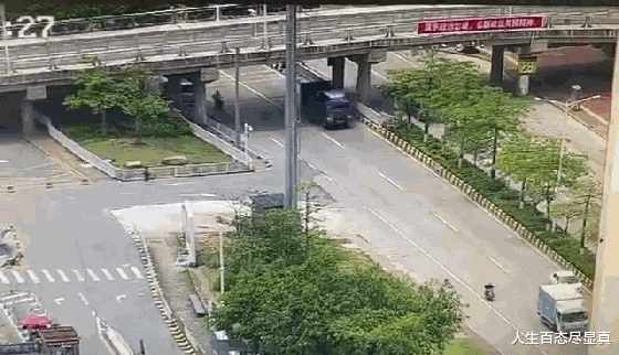 特斯拉|特斯拉追尾现场监控曝光，货车被撞上花坛，司机当场身亡