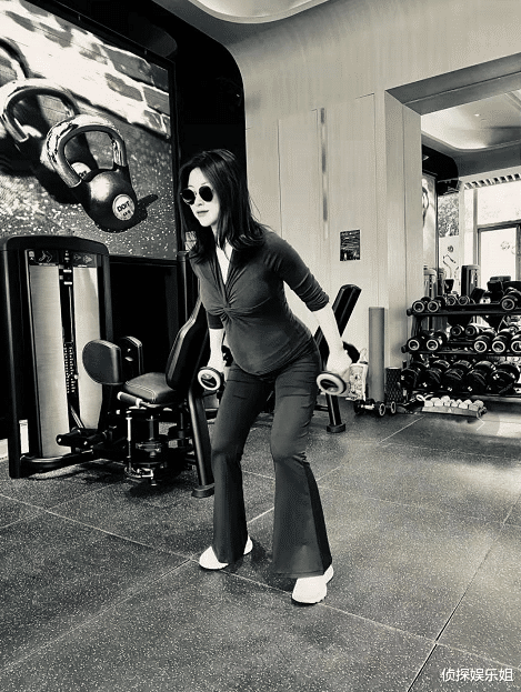 朱珠|敬业宝妈！王昀佳官宣当爸喜讯，朱珠刚生产就上线卖力打剧超拼