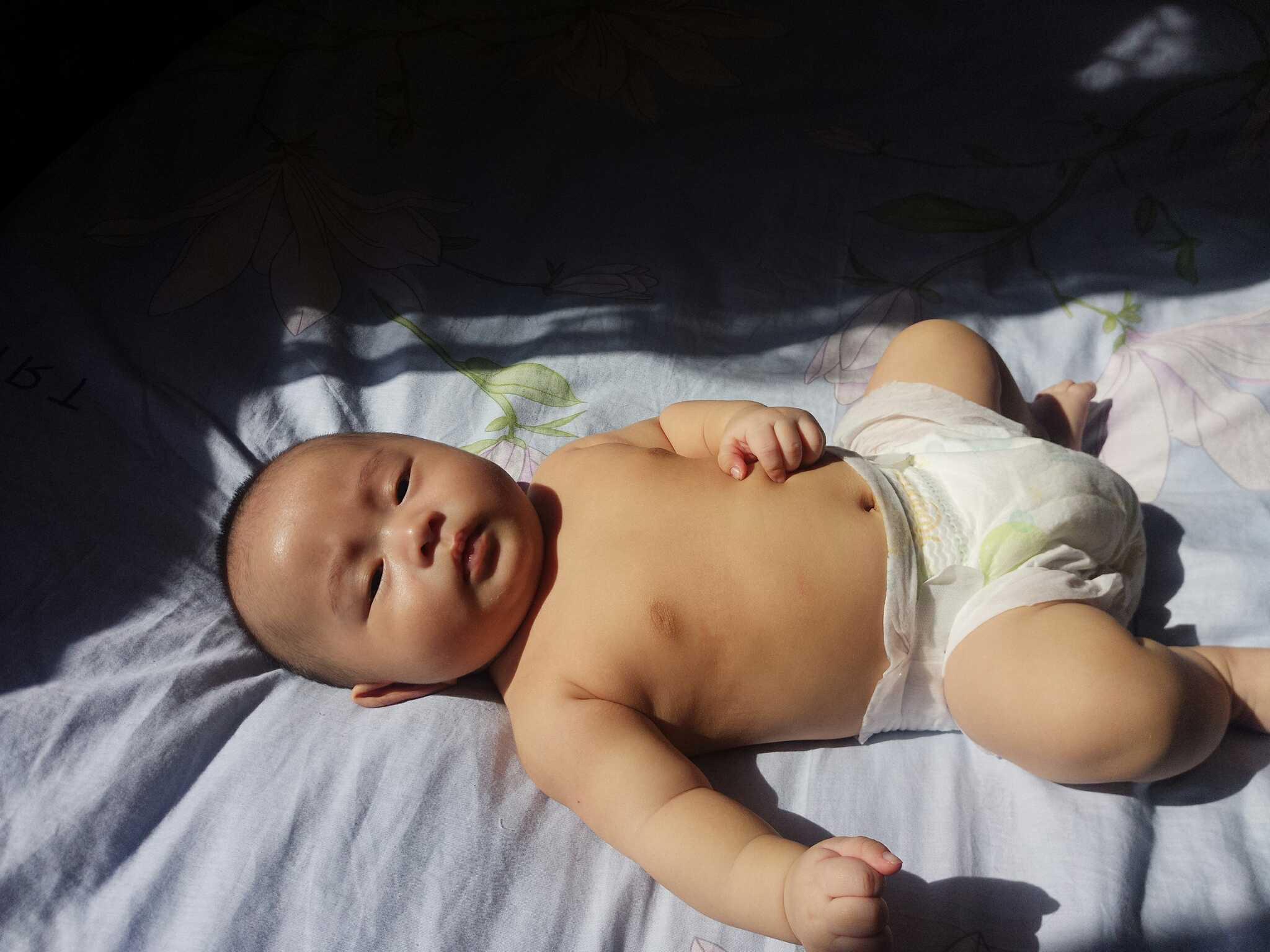 90育儿|新生儿肚脐眼的污垢为啥不能抠？将它放大1000倍后，庆幸忍住没抠