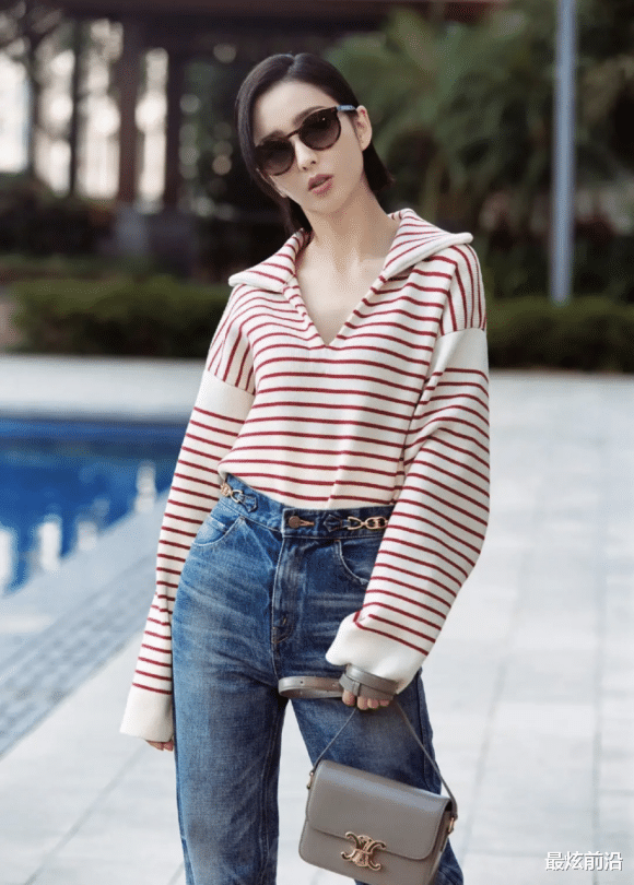 穿衣搭配|佟丽娅很懂得“氛围美”，西装搭配针织衫，堪称秋季穿衣的典范