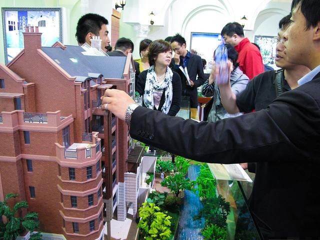 楼市|新房从2万降到1.35万，半年赔掉首付款，老业主要求退差价