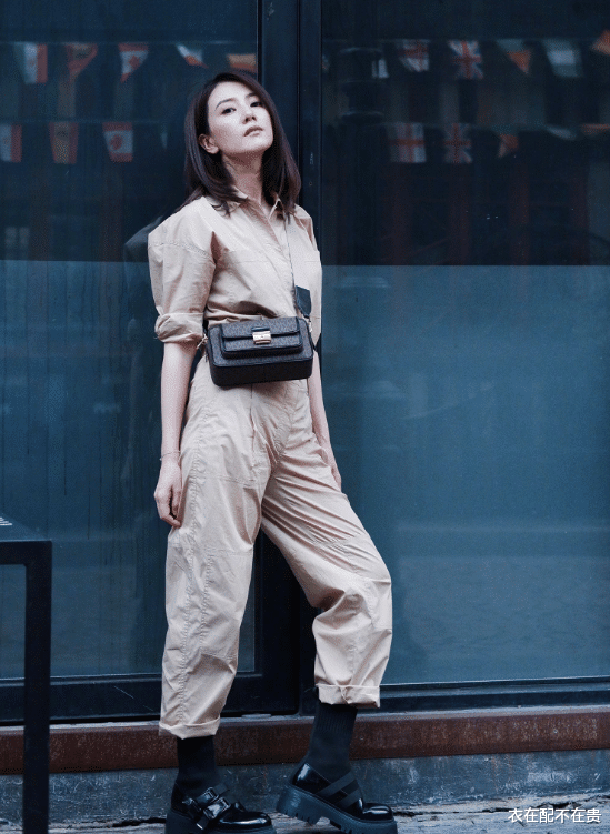 衣在配不在贵|高圆圆气质真好，中性风打扮也有女神范，连体裤配大头鞋又美又飒