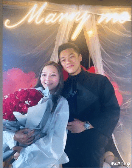 求婚|恭喜！TVB小生求婚成功，与女友相恋已5年，女方颜值超高不输明星