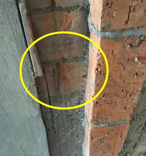 家里砌墙，一定要叫师傅贴上钢丝网，聪明人都知道，用50年没问题